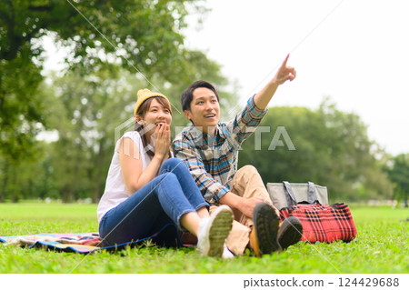 男性和女性玩野餐 124429688