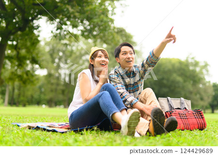Male and female playing picnics 124429689