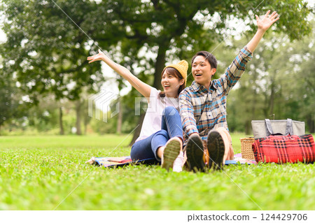 Male and female playing picnics 124429706