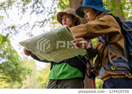徒步旅行的人 124429709