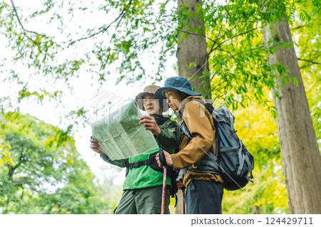 徒步旅行的人 124429711
