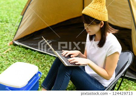 一名女子在戶外操作電腦 124429713