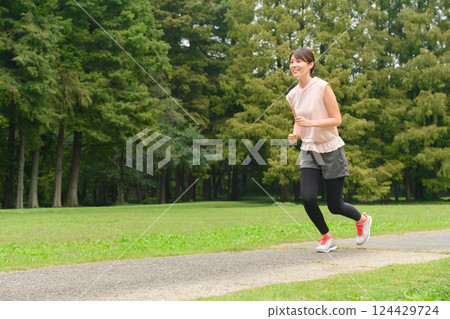 A woman who jogs 124429724