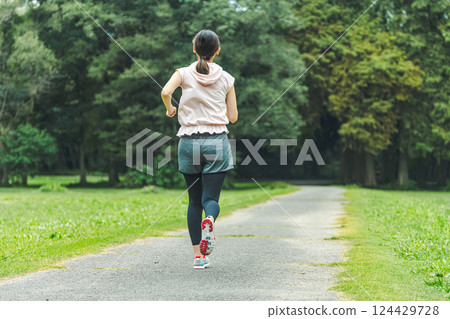 A woman who jogs 124429728