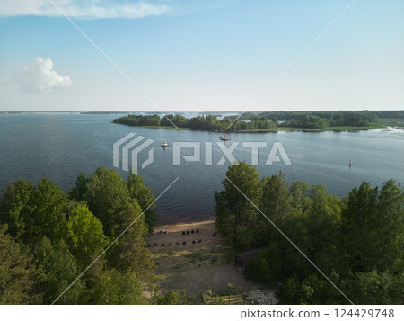 A Serene Lakeside View Featuring Lush Greenery Surrounded by Scenic Natural Beauty A Serene Lakeside View Featuring Lush Greenery Surrounded by Scenic Natural Beauty 124429748