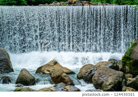 [Kanagawa Prefecture] A dam waterfall in Miyanoshita, Hakone, surrounded by lush greenery 124430381