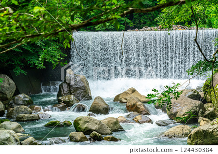[Kanagawa Prefecture] A dam waterfall in Miyanoshita, Hakone, surrounded by lush greenery 124430384