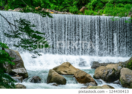 [Kanagawa Prefecture] A dam waterfall in Miyanoshita, Hakone, surrounded by lush greenery 124430413