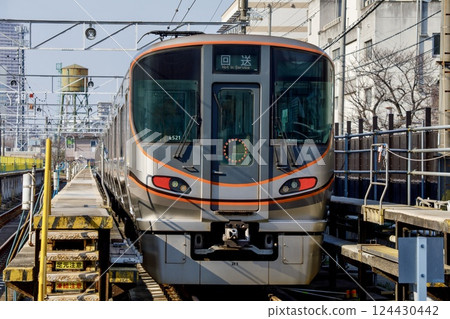 停泊在森之宮火車站的大阪環狀線列車 停泊在森之宮火車站的大阪環狀線列車 124430442