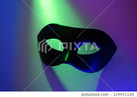 Black mask 124431120