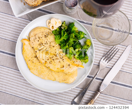 Baked chicken breast with boiled broccoli, dietary low-calorie dish Baked chicken breast with boiled broccoli, dietary low-calorie dish 124432394