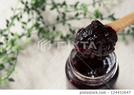 Bottled blueberry jam 124432647