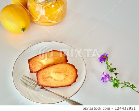 桌上看起來很美味的糖果 124432951