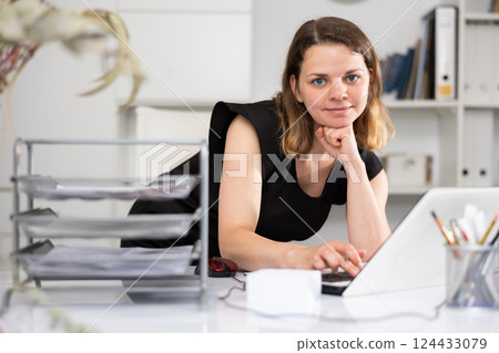 Woman office worker leaning on table 124433079