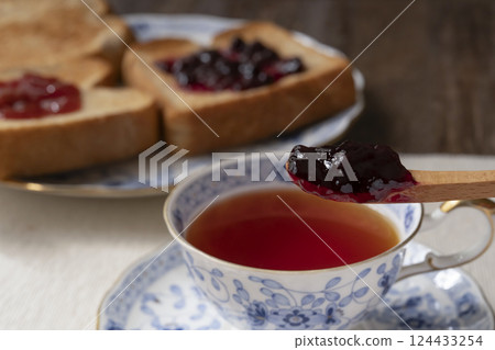 俄式茶：用湯匙將果醬放入茶中。倒茶。 124433254