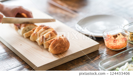 女人的手切法國麵包 女人的手切法國麵包 124433406