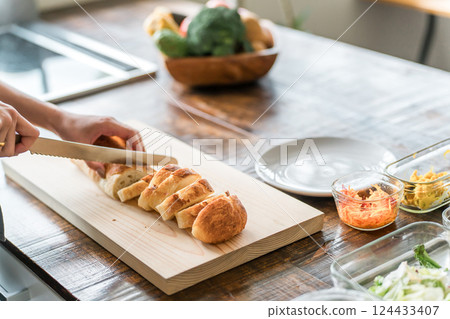 戴著法國麵包的女人的手 戴著法國麵包的女人的手 124433407