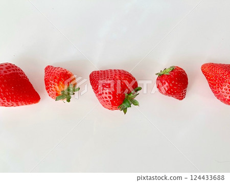 桌上擺放著可愛的草莓 124433688