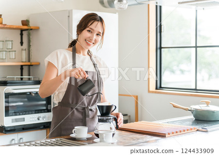 一個女人在廚房咖啡廳煮咖啡 一個女人在廚房咖啡廳煮咖啡 124433909