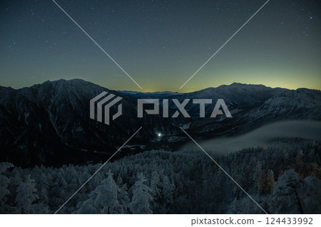 Under fine weather, you can see the night view of Gifu Prefecture and the Northern Alps from the ridgeline of Mt. Nishihotaka. 124433992