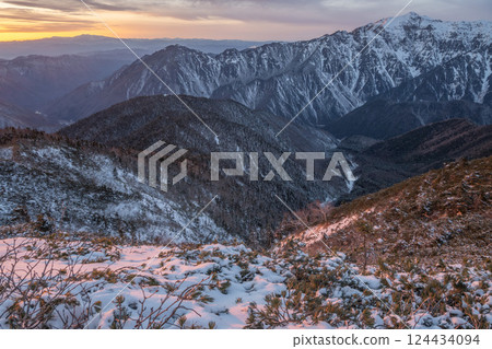 Early winter Northern Alps seen from the ridgeline of the Japanese Alps Snow piles up on top of the mountains Mountains of the Northern Alps covered in snow Early winter Northern Alps seen from the ridgeline of the Japanese Alps Snow piles up on top of the mountains Mountains of the Northern Alps covered in snow 124434094