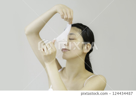年輕女子敷面膜 124434487