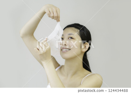 年輕女子敷面膜 124434488