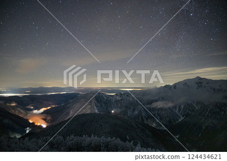 Under fine weather, you can see the night view of Gifu Prefecture and the Northern Alps from the ridgeline of Mt. Nishihotaka. 124434621