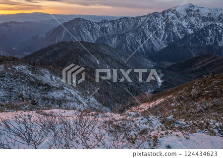 Early winter Northern Alps seen from the ridgeline of the Japanese Alps Snow piles up on top of the mountains Mountains of the Northern Alps covered in snow 124434623