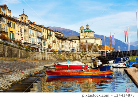 Embankment of Lake Maggiore in Cannobio, Italy 124434973