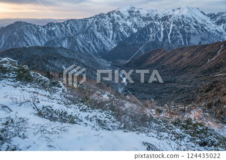 從日本阿爾卑斯山的山脊線看到的初冬北阿爾卑斯 雪堆積在山頂上 北阿爾卑斯的山脈被雪覆蓋 124435022