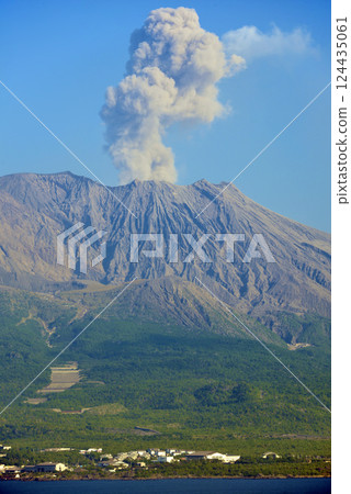 Sakurajima volcanic plume vertical 124435061