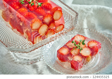 透明的草莓沙鍋，草莓排列整齊 124435325