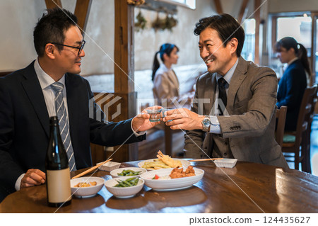 一位商人在酒吧/酒吧與下屬一起喝酒 124435627