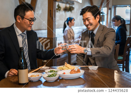 一位商人在酒吧/酒吧與下屬一起喝酒 124435628
