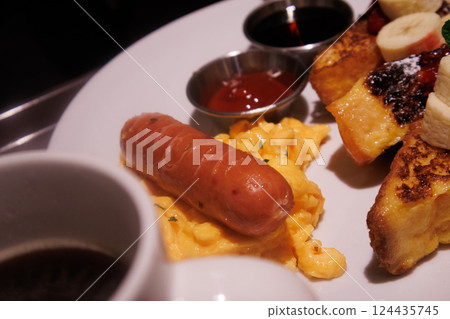 在時尚的咖啡館享用美味的早午餐 在時尚的咖啡館享用美味的早午餐 124435745