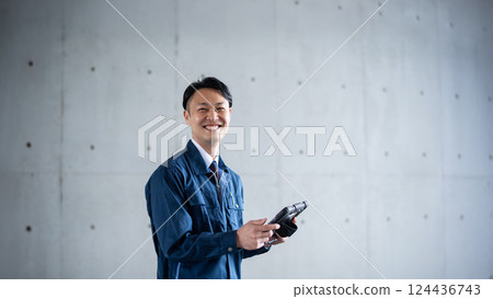 一個男人用平板電腦 一個男人用平板電腦 124436743