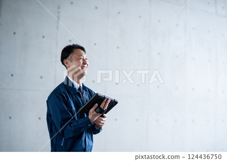 Men with tablets 124436750