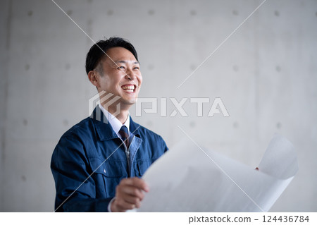 建築師和施工經理查看藍圖 124436784