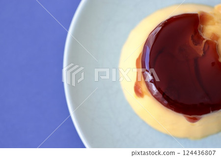 布丁凝固後，明膠略碎裂 124436807