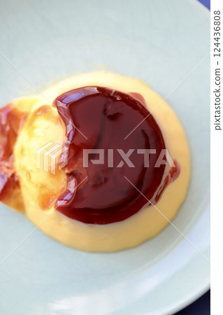 吃掉一半的吉利丁凝固成奶油布丁 124436808