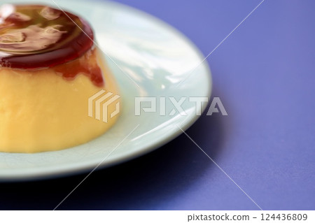 Custard pudding solidified with gelatin 124436809