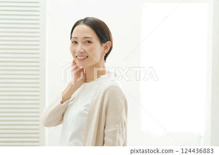 感覺皮膚水分的中年女人 124436883