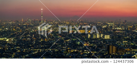 東京航拍：無人機從江戶川上空拍攝東京的夜景 124437306