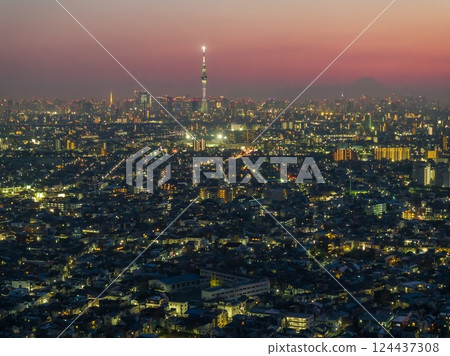 東京航拍：無人機從江戶川上空拍攝東京的夜景 124437308