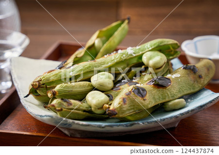 帶豆莢整顆烤的“烤蠶豆” |日式春季小吃 124437874