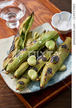 "Grilled broad beans" grilled whole in the pods | A Japanese-style spring snack 124437881