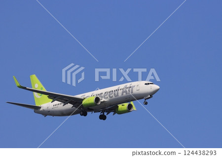 一架客機在藍天背景下降落。一架正在進場的 Solaseed 航空飛機。 一架客機在藍天背景下降落。一架正在進場的 Solaseed 航空飛機。 124438293