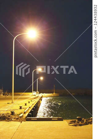 寧靜的夜晚漁港 124438932