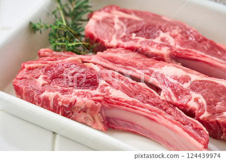 生羊排擺放在白色托盤上 生羊排擺放在白色托盤上 124439974